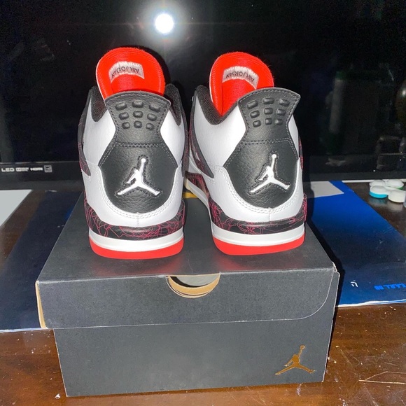 Jordan 4 pale citron( size 6 and 7 Y available )